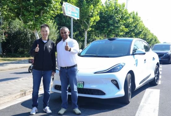 Momenta以“一个飞轮两条腿”前瞻战略领跑国内Top10自动驾驶公司