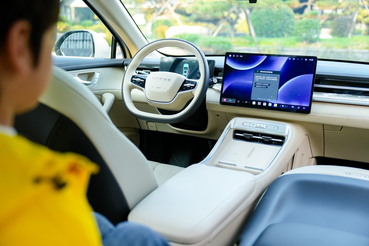 如果觉得车机很傻 那一定是没有看过这辆车