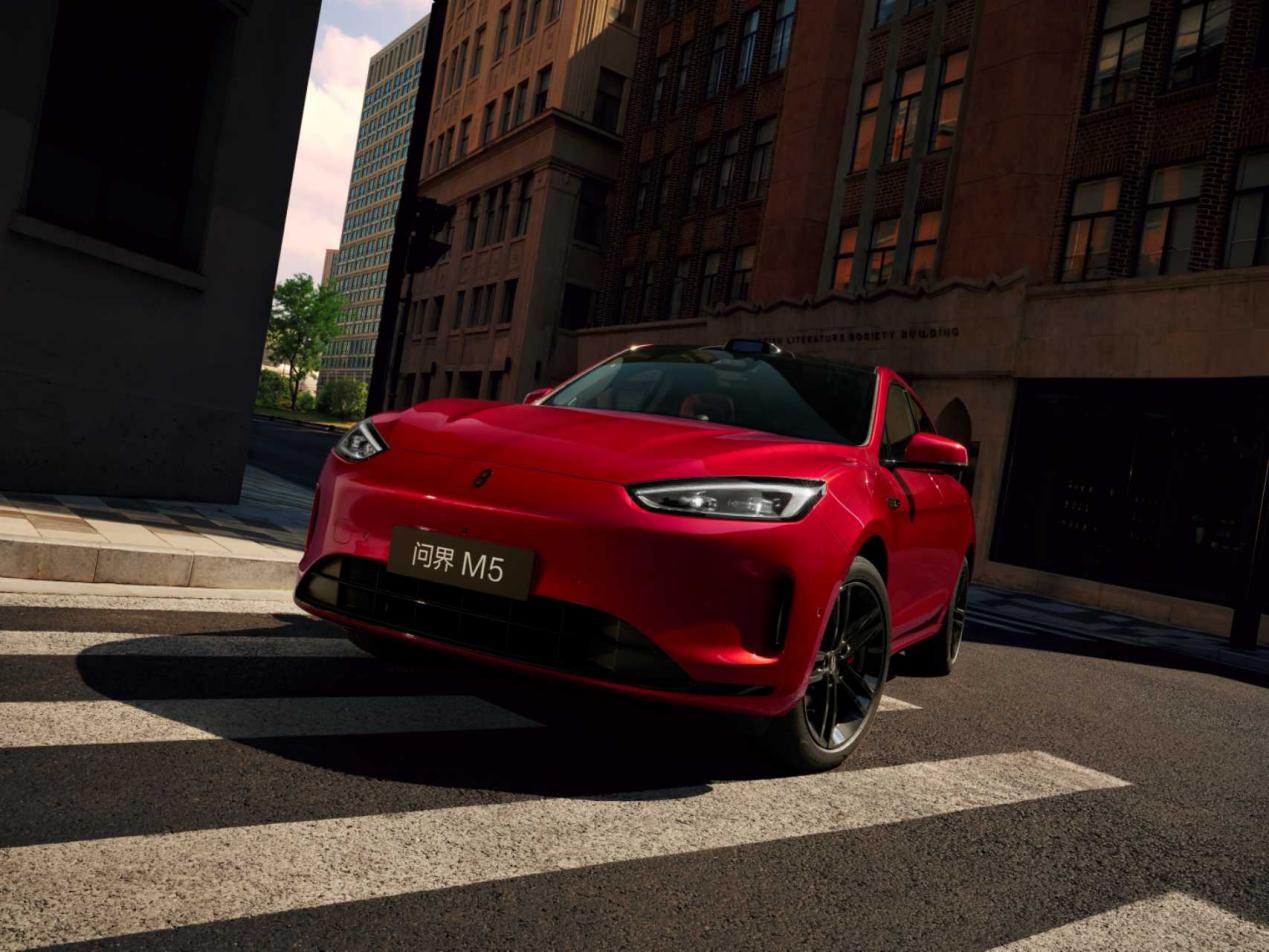 安全作为选车的首要考量，选问界新M5 Ultra还是特斯拉Model Y？