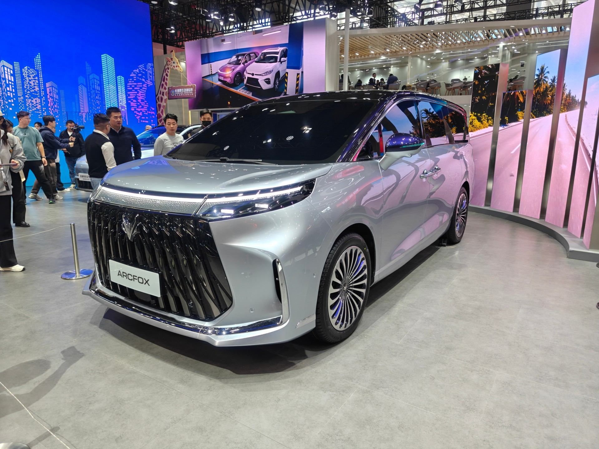 2025廣州車展：極狐首款豪華中大型MPV正式亮相