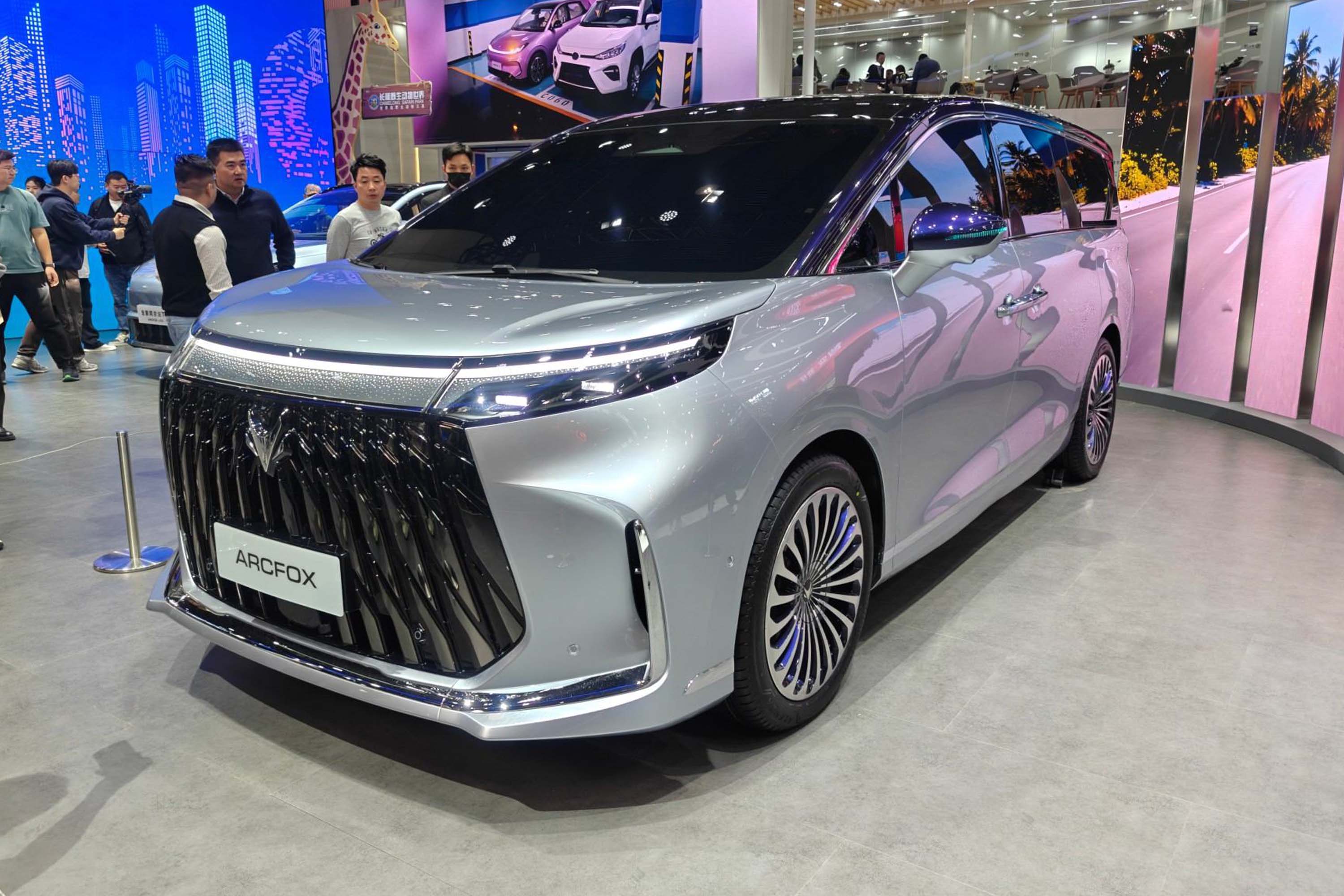 2025廣州車展：極狐首款豪華中大型MPV正式亮相