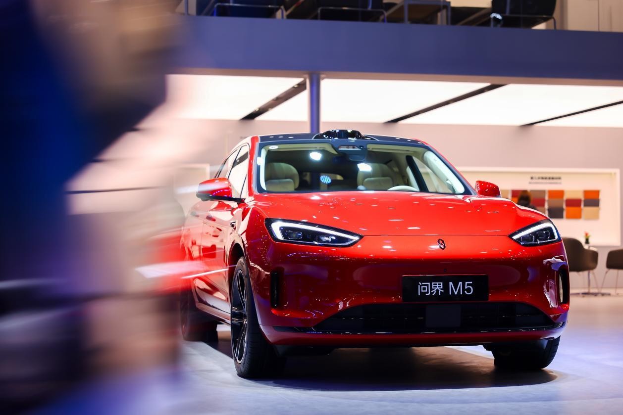 “陆地小坦克”问界新M5 Ultra 闪耀广州车展