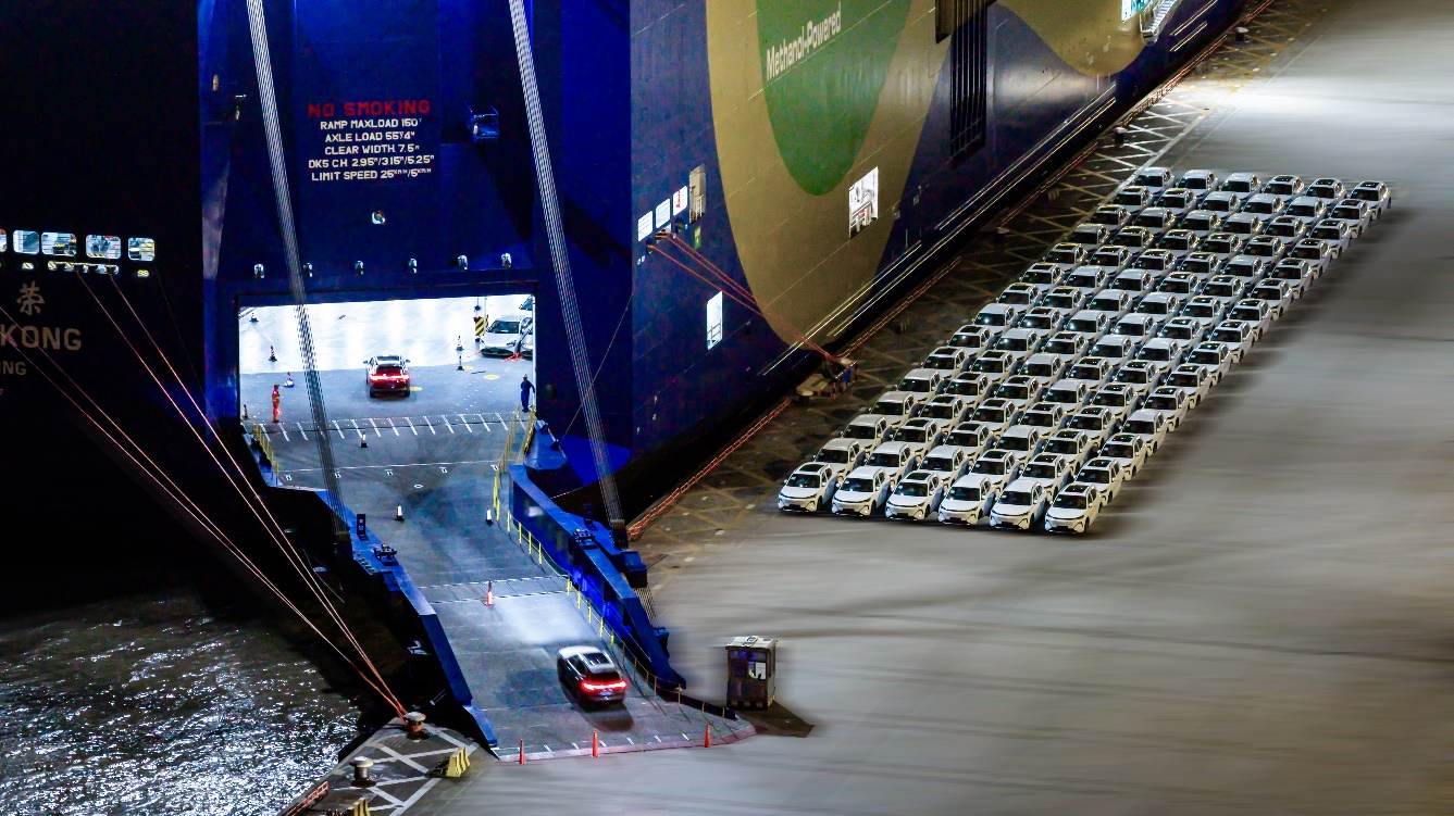 新华出版社发布2025年度瞬间三张图看懂中国汽车这一年的韧性发展