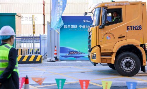 欧曼银河5M换电重卡再次交付盐田港,助力绿色生态港口建设