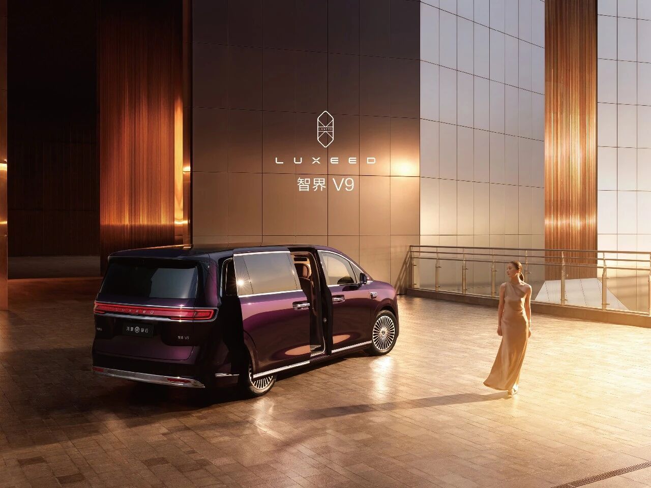 智界V9最新官图公布,定位鸿蒙智行旗舰MPV