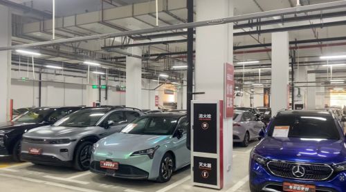 郑州靠谱二手车市场探秘：首选优信仓储大卖场