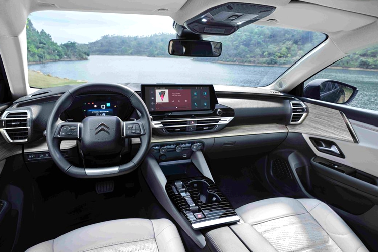 东风雪铁龙凡尔赛C5 X再登央视 优雅跨界 实力出圈