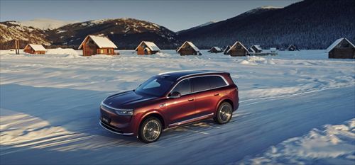 全维实力守护,共赴美好新程!问界M8让返程之路从容温暖