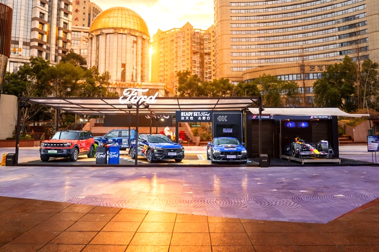 福特性能家族联袂奥地利Red Bull战车闪耀上海南京路