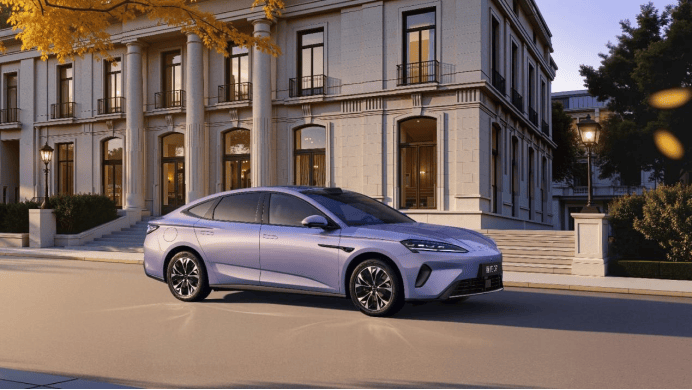 比亚迪发布新刀片电池及闪充技术，海狮06EV与海豹07EV亮相西安。