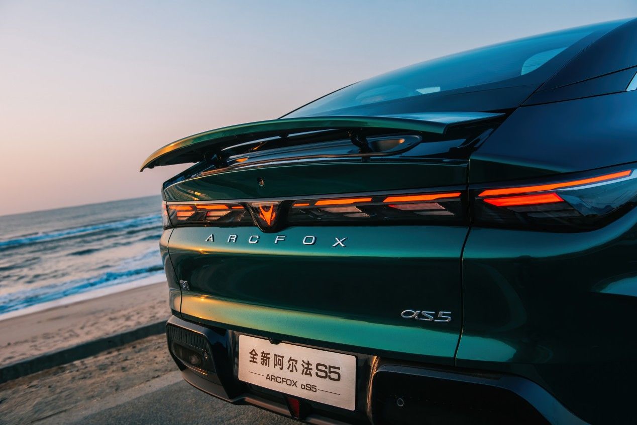 全新阿尔法S5上市补贴价9.98万起 “AI高性能宽体轿跑”