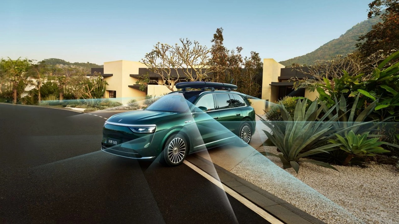 16万家庭的共同选择 问界M8以智慧科技共赴春日之约