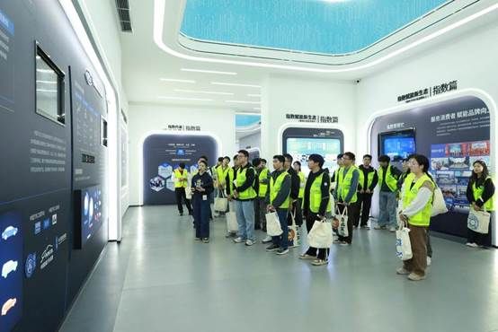 校企协同育新人 汽车指数技术开放日点燃青年科技梦