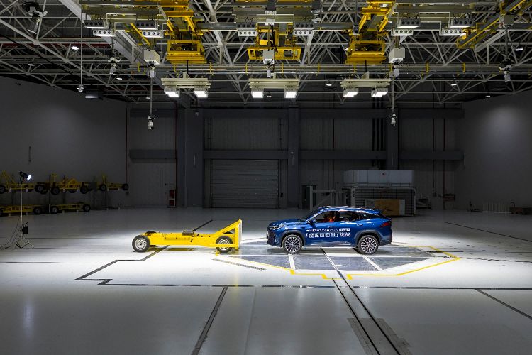 成功完成魔鬼四面碰连环挑战,吉利银河M7定义家庭出行安全底气