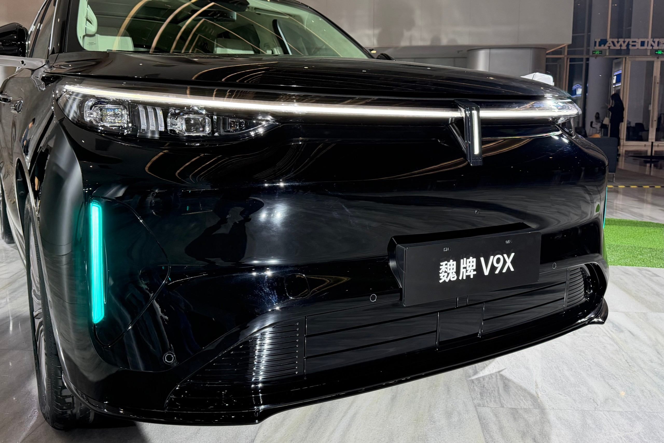 魏牌V9X预售价37.18万起，定位“AI豪华六座旗舰”