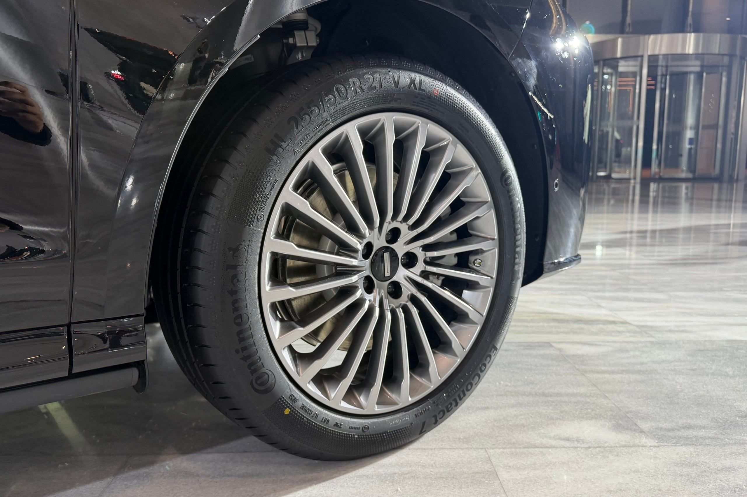 魏牌V9X预售价37.18万起，定位“AI豪华六座旗舰”