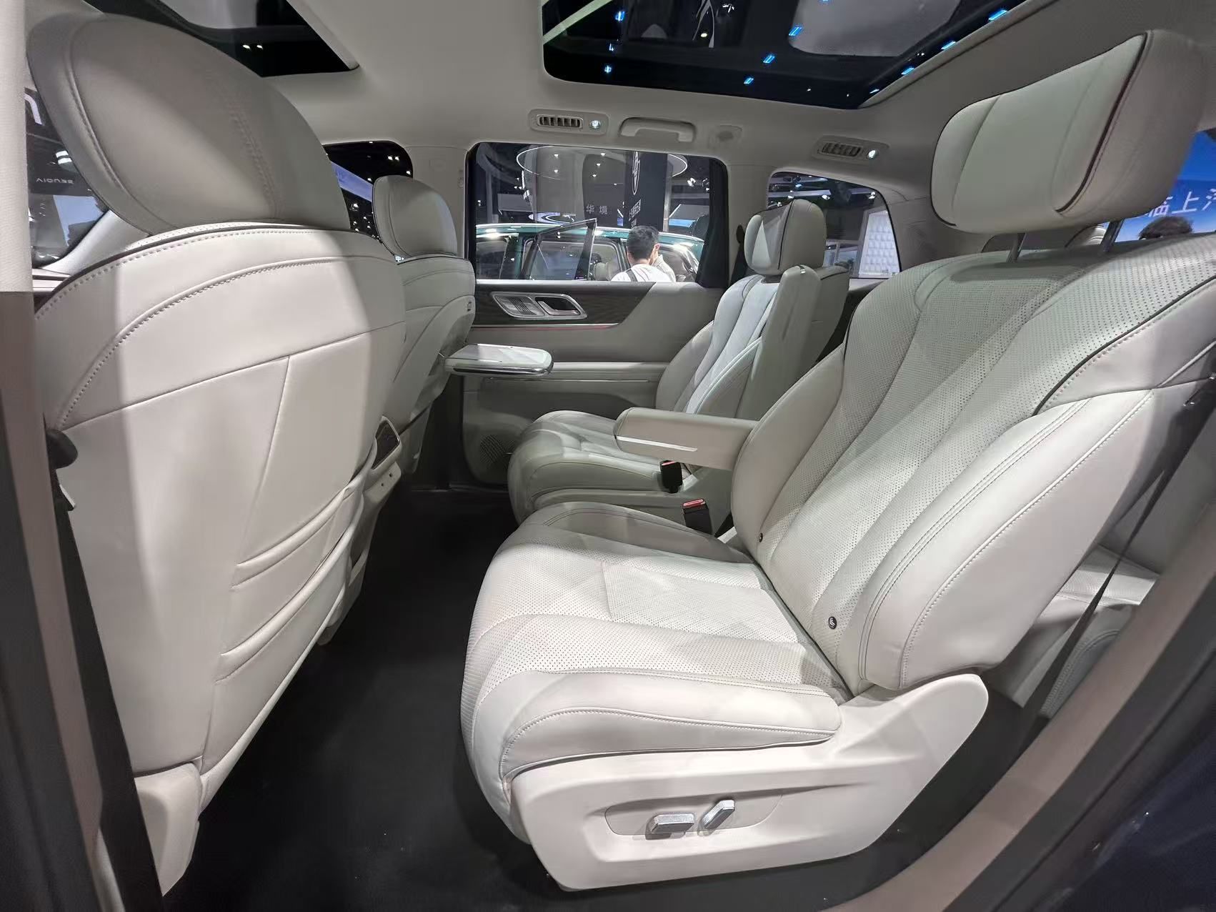 2026北京车展：五菱星光L亮相，定位长续航大六座SUV