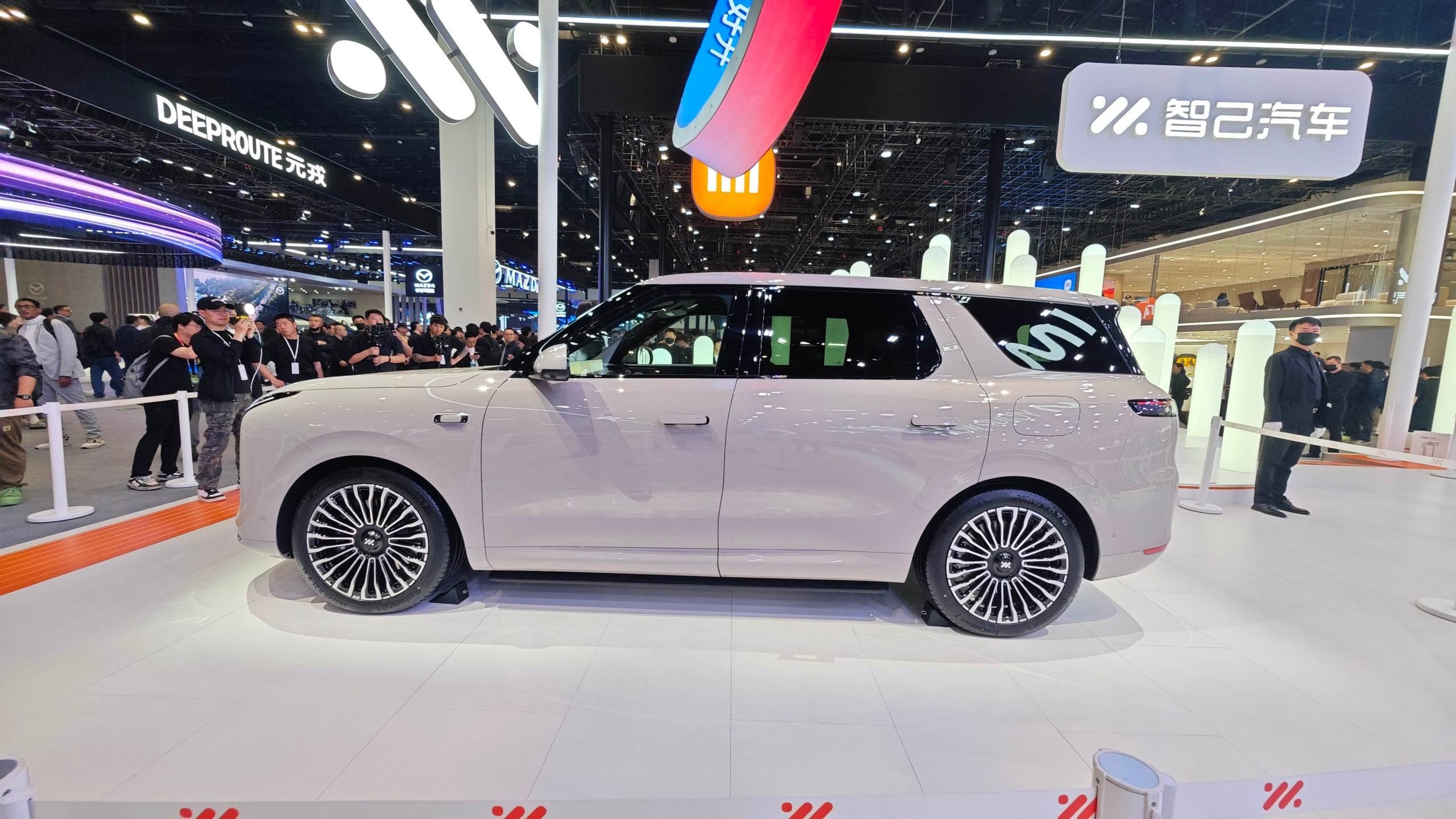 2026北京车展：智己LS8亮相，上市售24.98万起