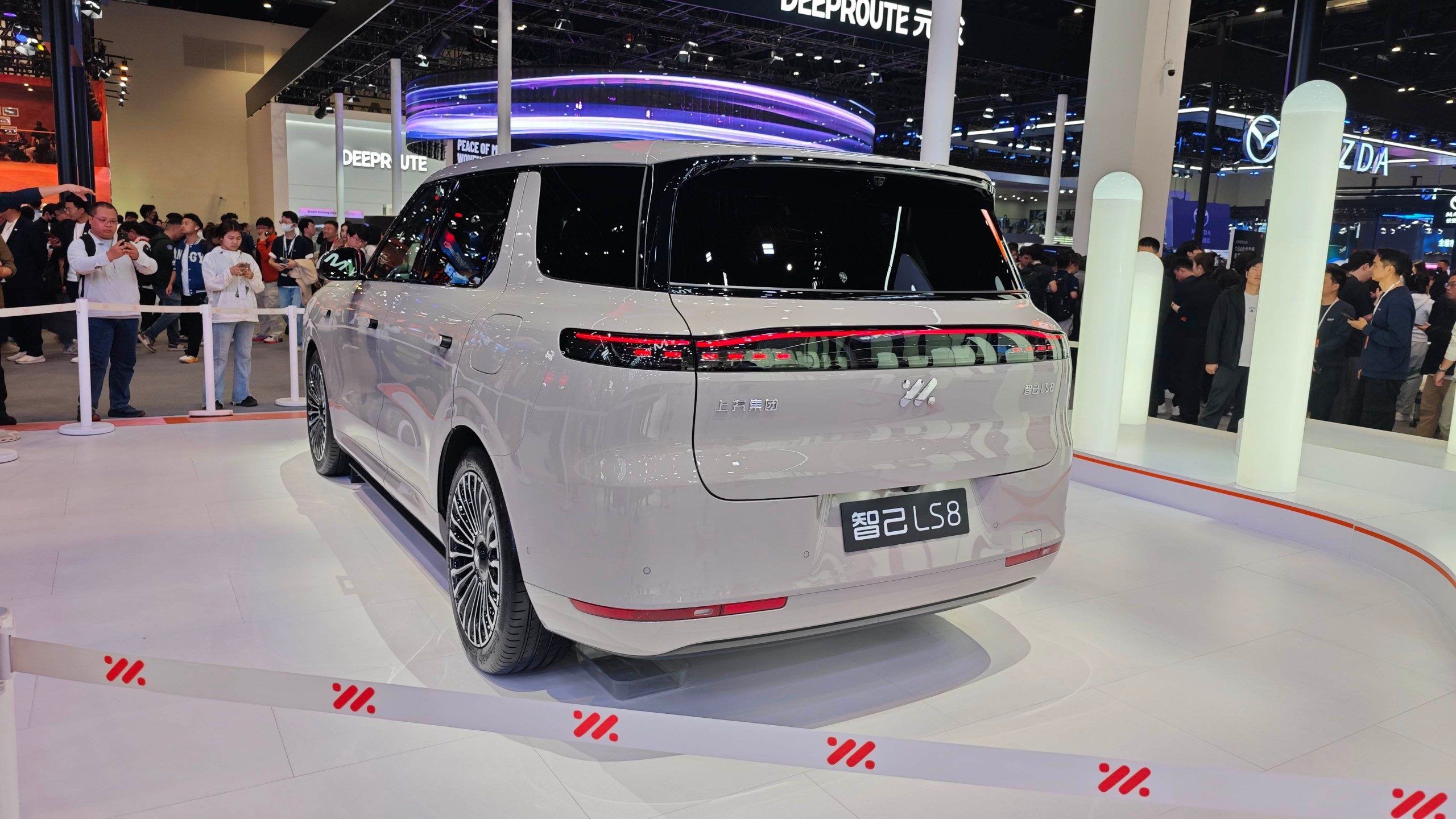 2026北京车展：智己LS8亮相，上市售24.98万起