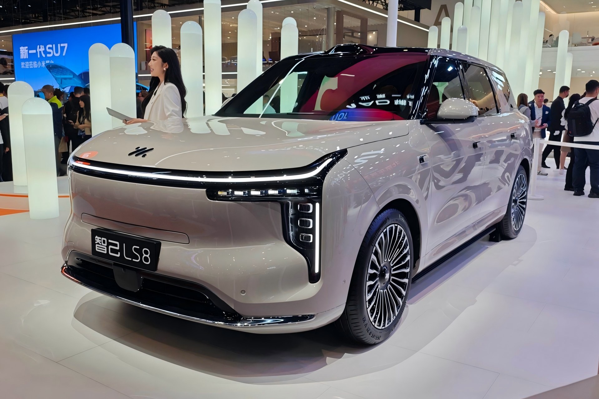 2026北京车展：智己LS8亮相，上市售24.98万起