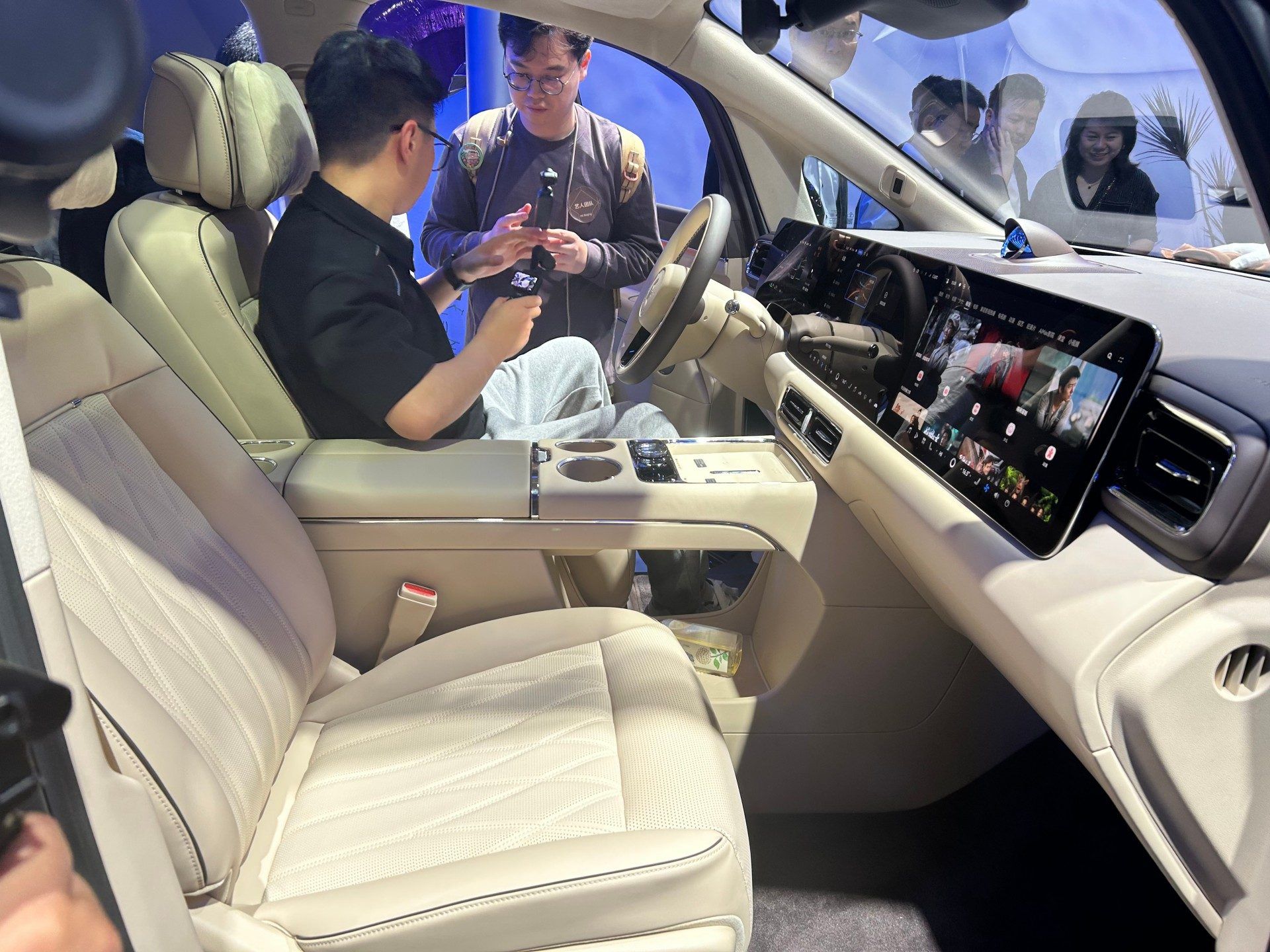 2026北京车展：智界V9亮相，鸿蒙智行旗下首款MPV