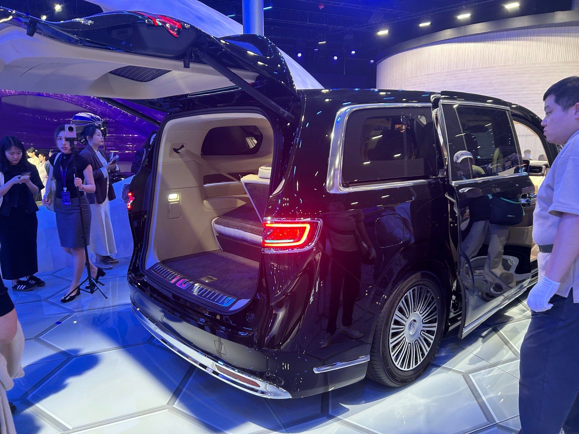 2026北京车展：智界V9亮相，鸿蒙智行旗下首款MPV