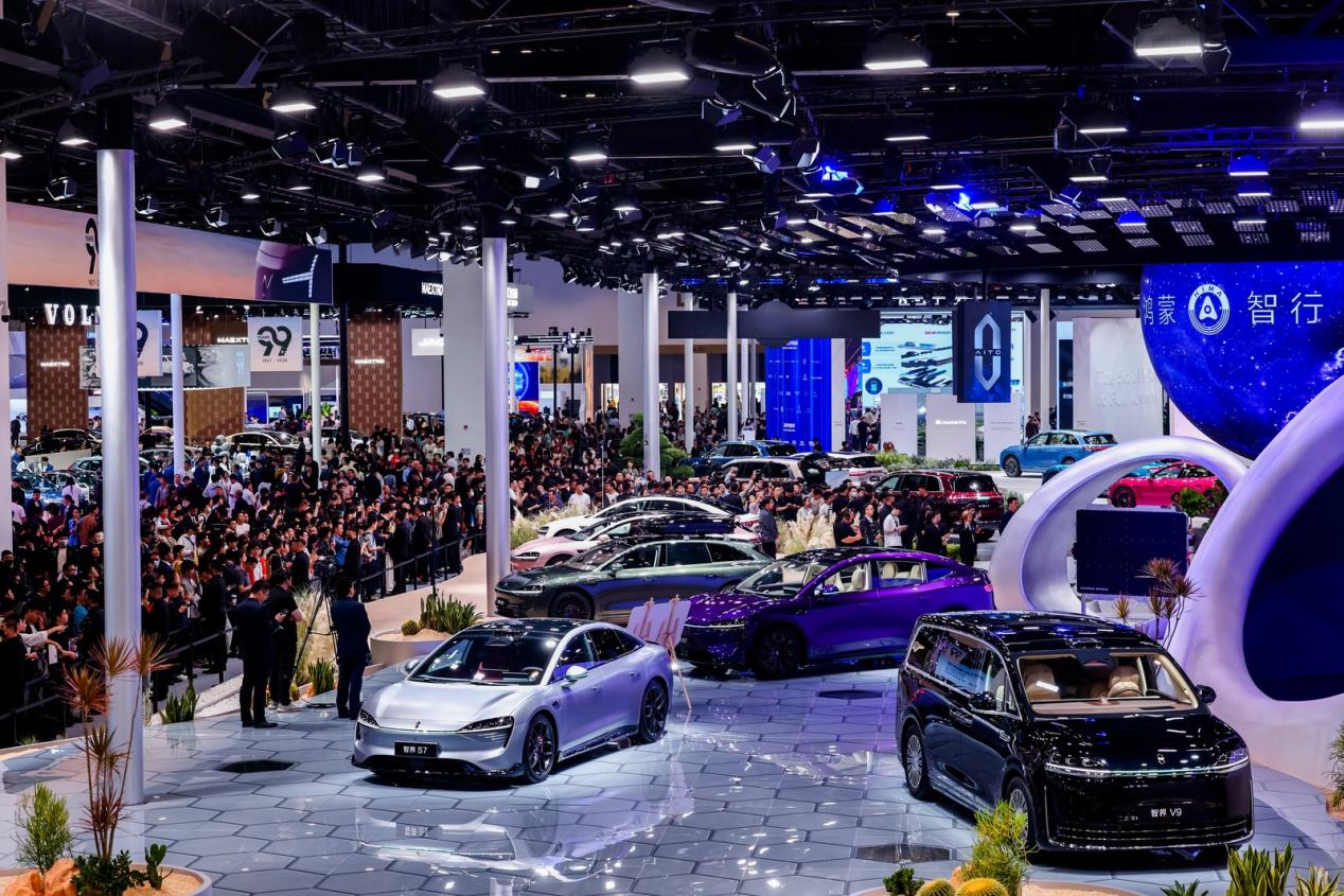 全棧技術賦能體系，鴻蒙智行定義智能出行未來格局 