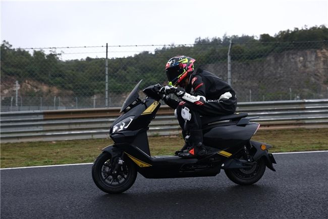 首驱S300刷新电摩最快圈速1分05秒，实测极速162km/h