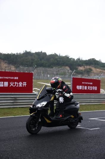首驱S300刷新电摩最快圈速1分05秒，实测极速162km/h