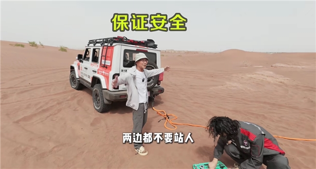 “热心沙漠大爷”出圈!212越野车助力救援
