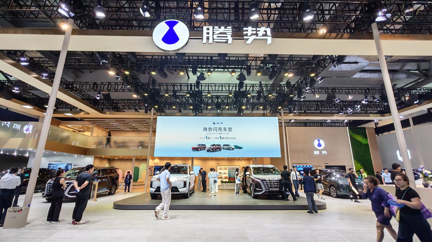 汽博会腾势N8L闪充版来了：5分钟补能、大六座、3.7秒破百