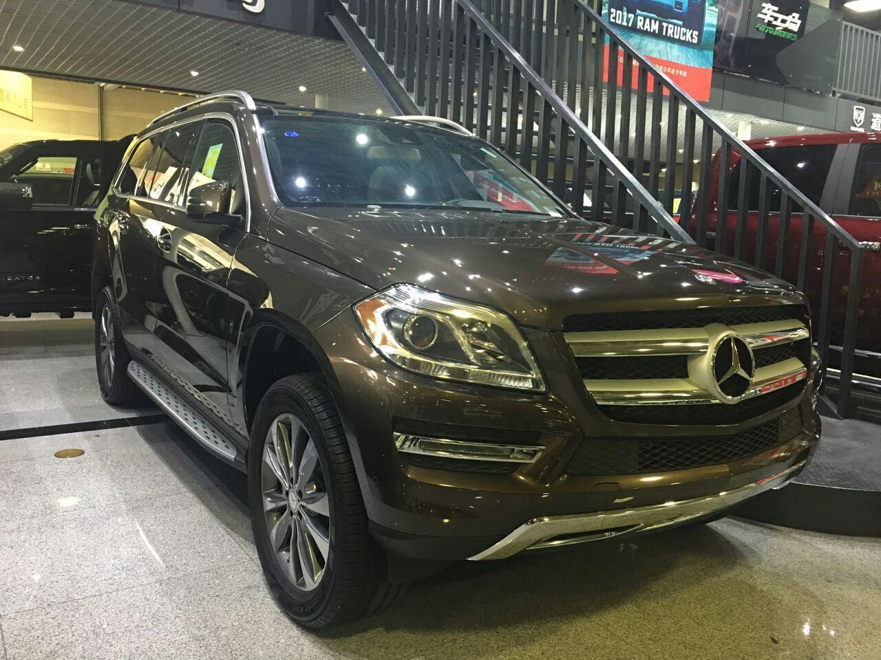 外观方面:17款加版奔驰gls450第一印象则是优雅与高贵,前脸采用更加