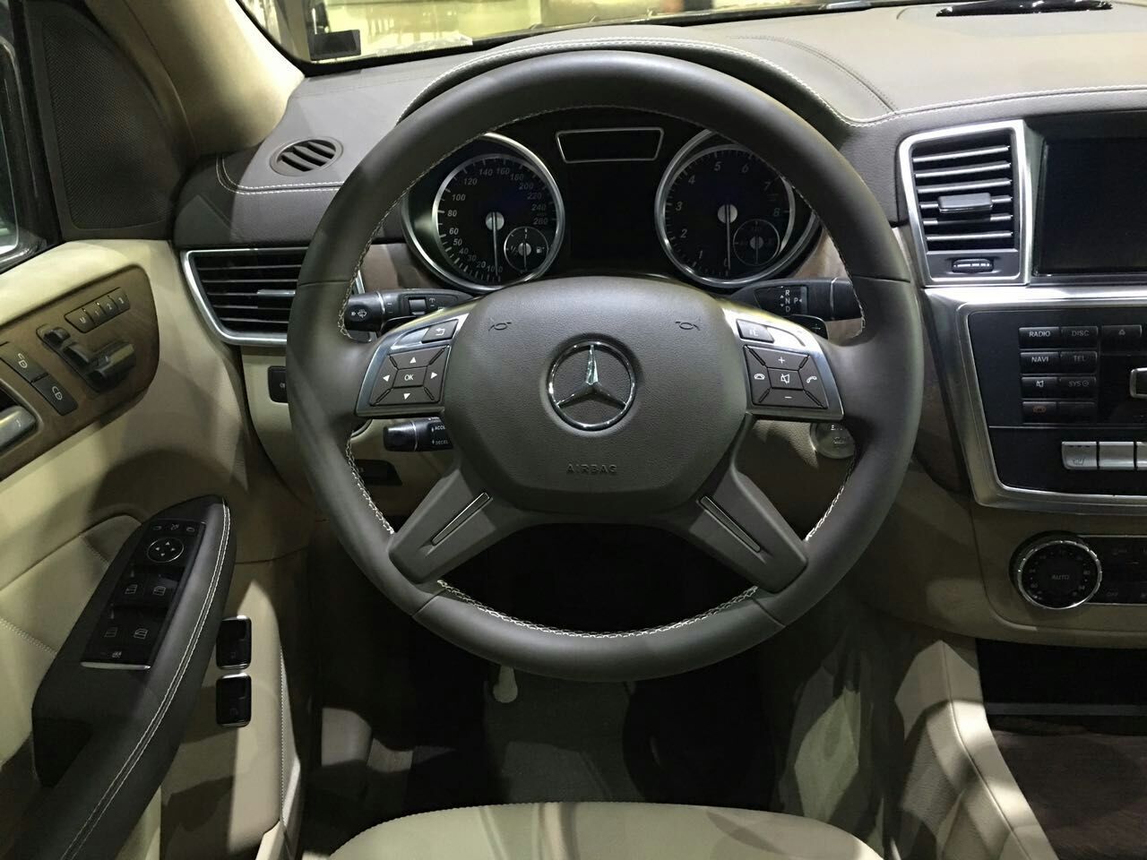 随时看车 当日提车 详情电询)细节方面:17款加版奔驰gls450内饰部分也