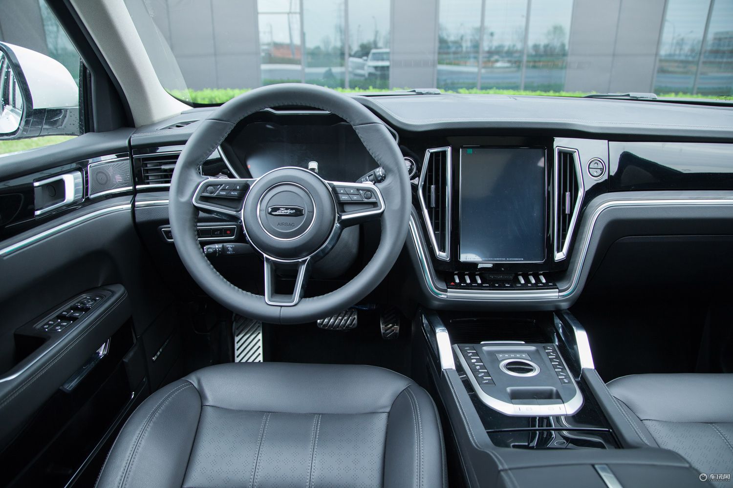 众泰的大量使用自己原创的设计风格,但来到众泰t800的内部后,内饰依然