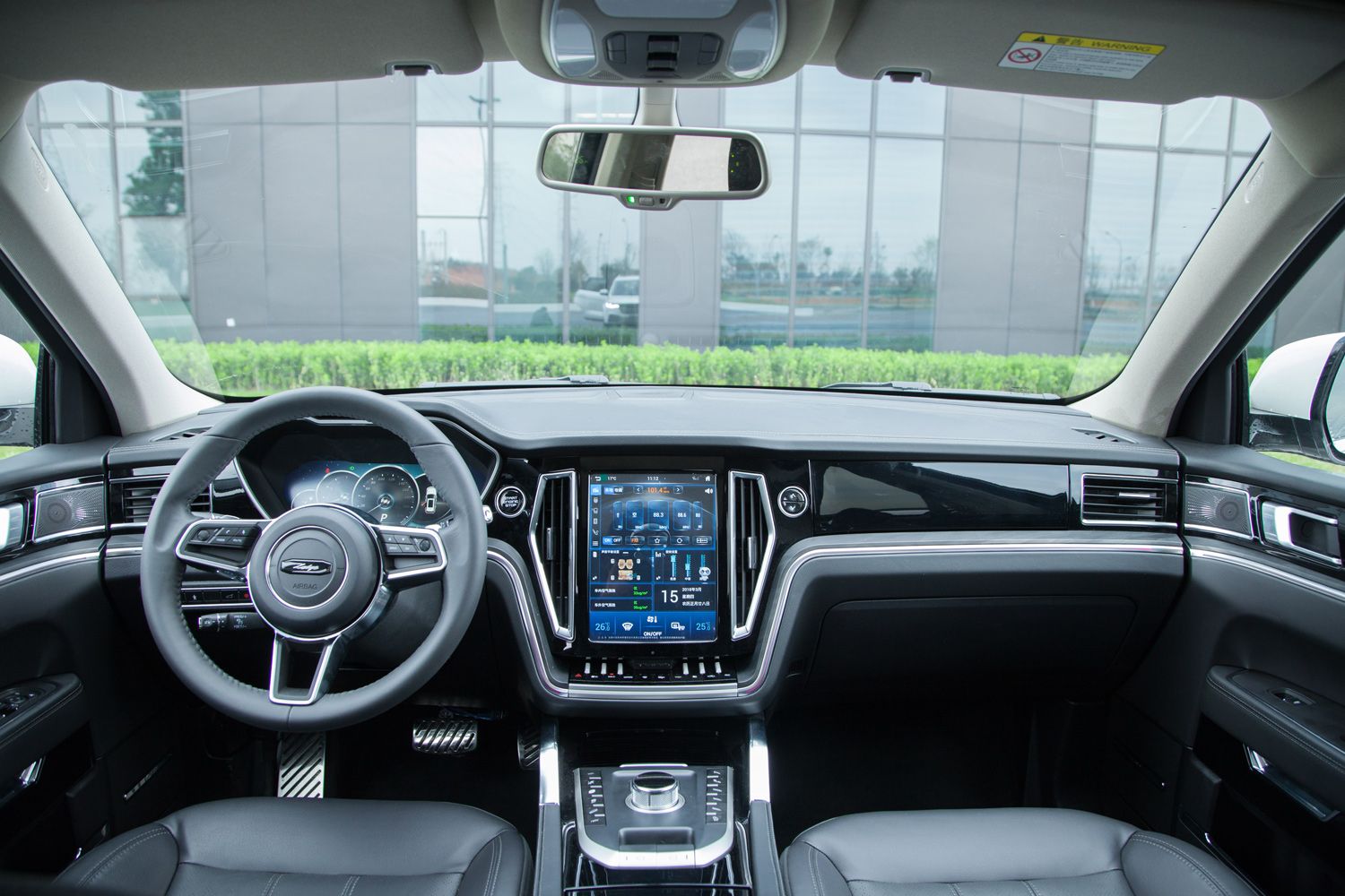 众泰的大量使用自己原创的设计风格,但来到众泰t800的内部后,内饰依然