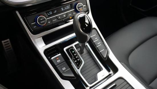 咖哥试驾的的这台1.4t车型的依旧是传统机械挡杆设计,而在高配1.