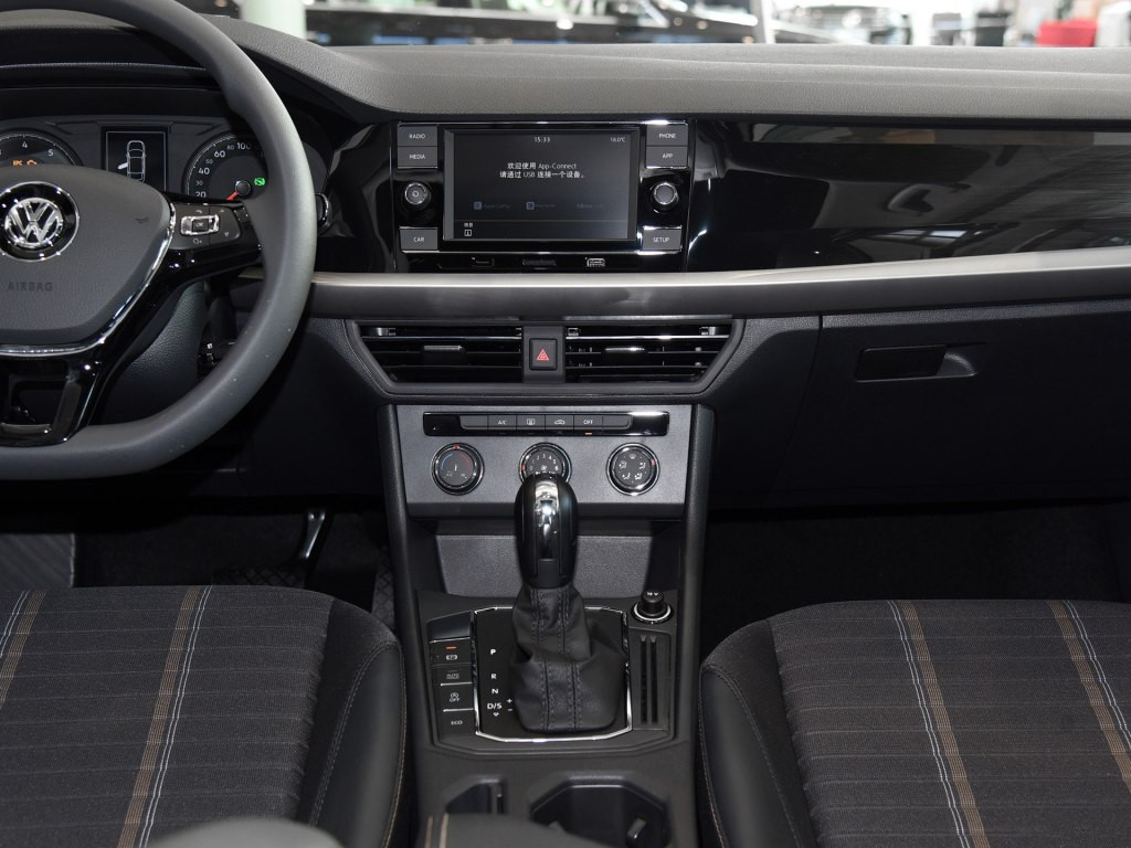 在内饰的用料上,新一代朗逸在中控台及门板等位置均采用了软性皮质