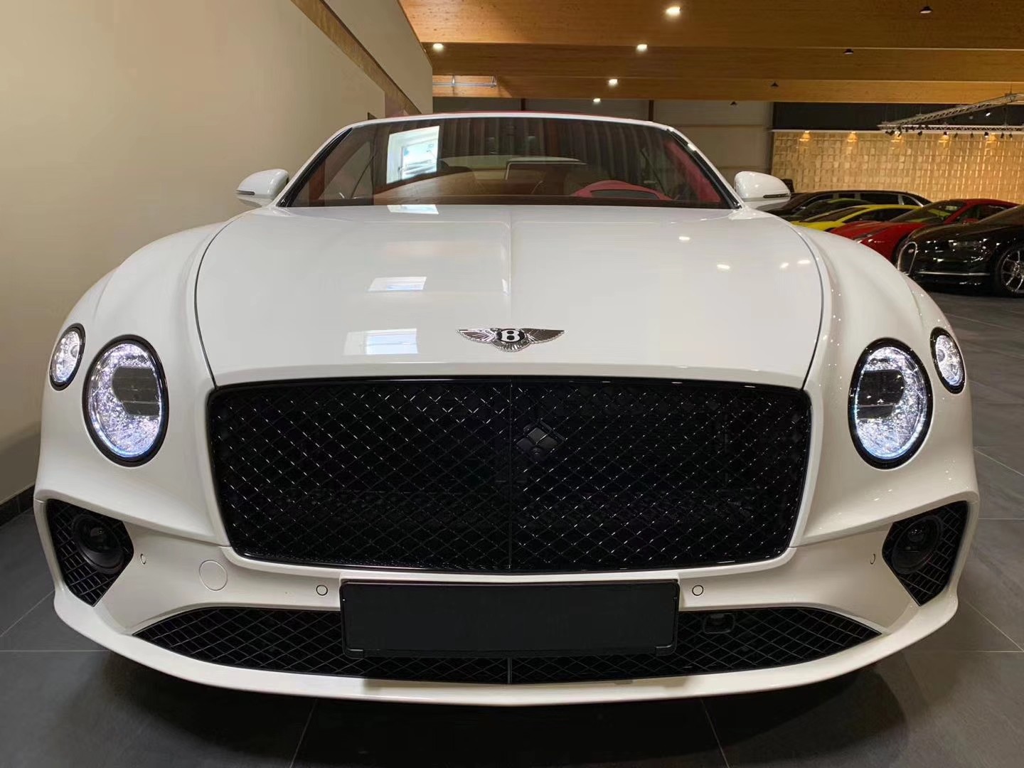 20款宾利欧陆22敞篷高颜值跑车明星钟爱