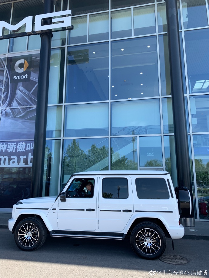 2020款奔驰g500作为一款原汁原味的越野车