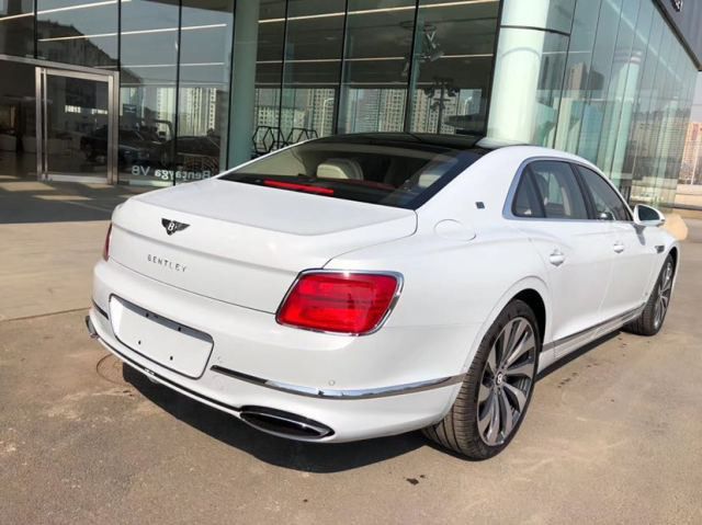 2020款进口宾利飞驰白色魅力suv月末惠