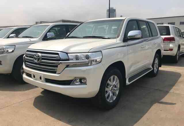 中东版丰田酷路泽5700车内上深下新色系搭配,让整个车内相比老款车型