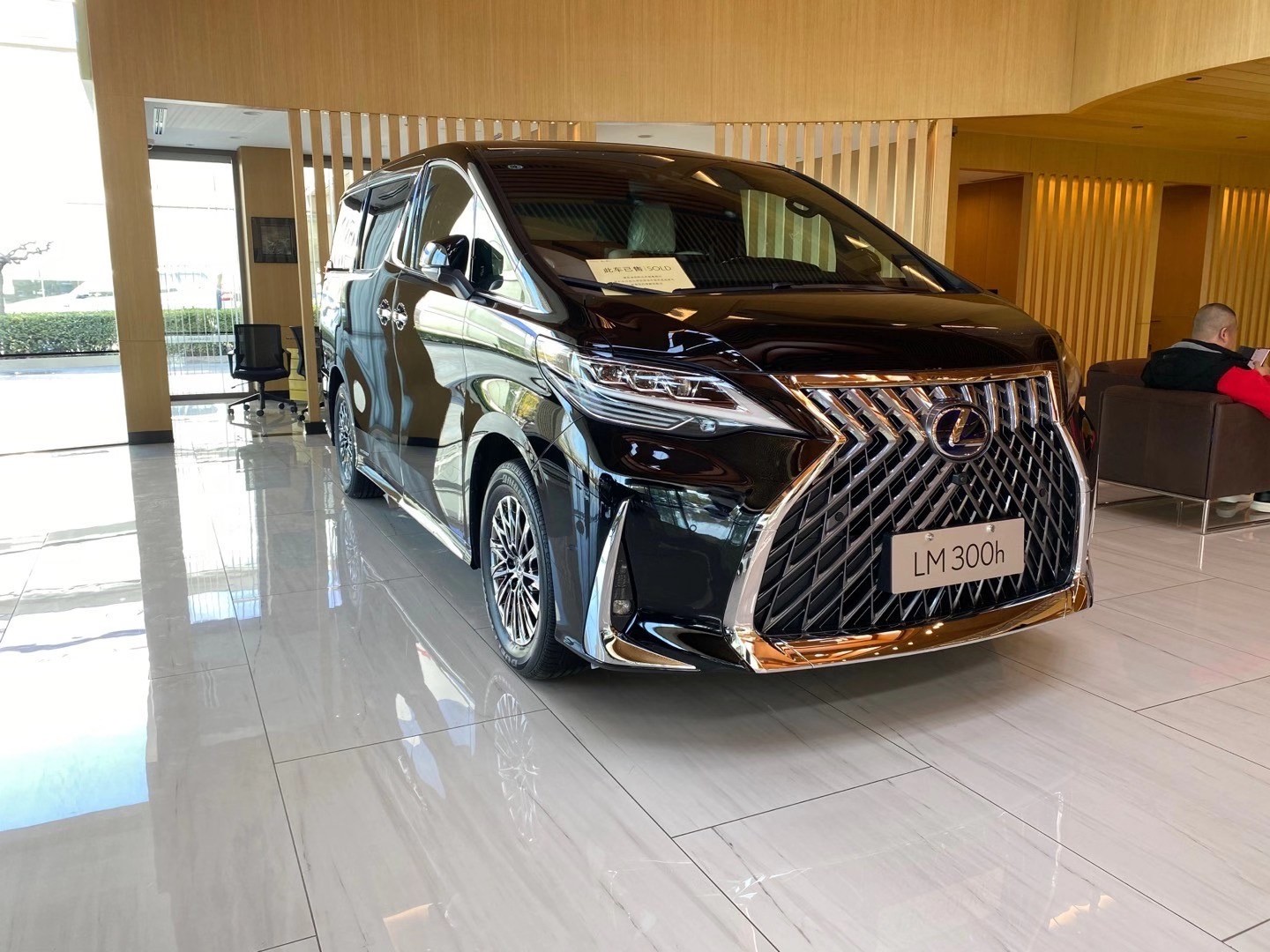 雷克萨斯lm300h尊贵商务出行面首选