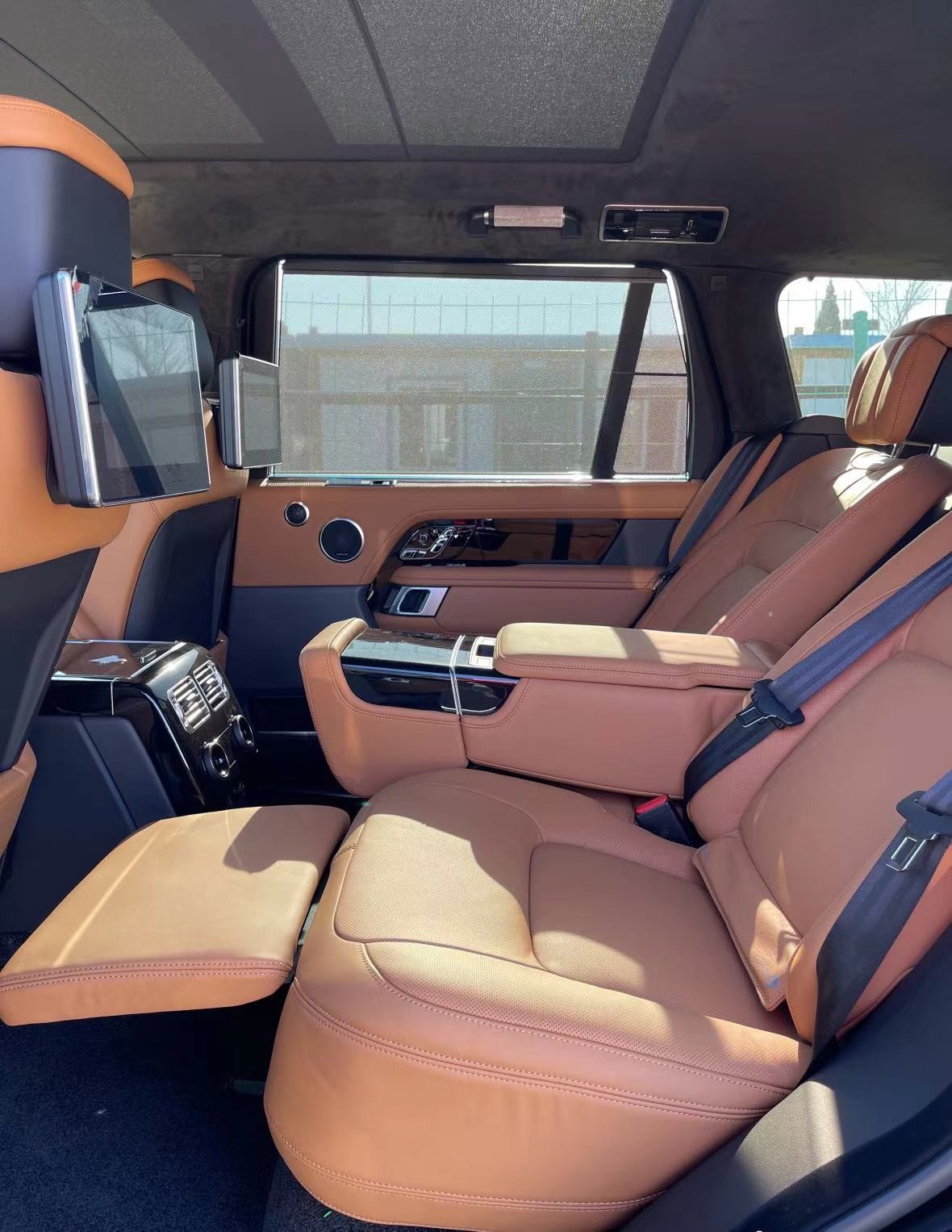 2021款路虎揽胜创世加长版的后部配有独立的行政座椅,提供加热,通风