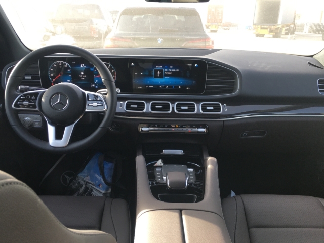 车内还大量使用了实木与镀铬装饰,奢华感油然而生,作为一款奔驰的suv