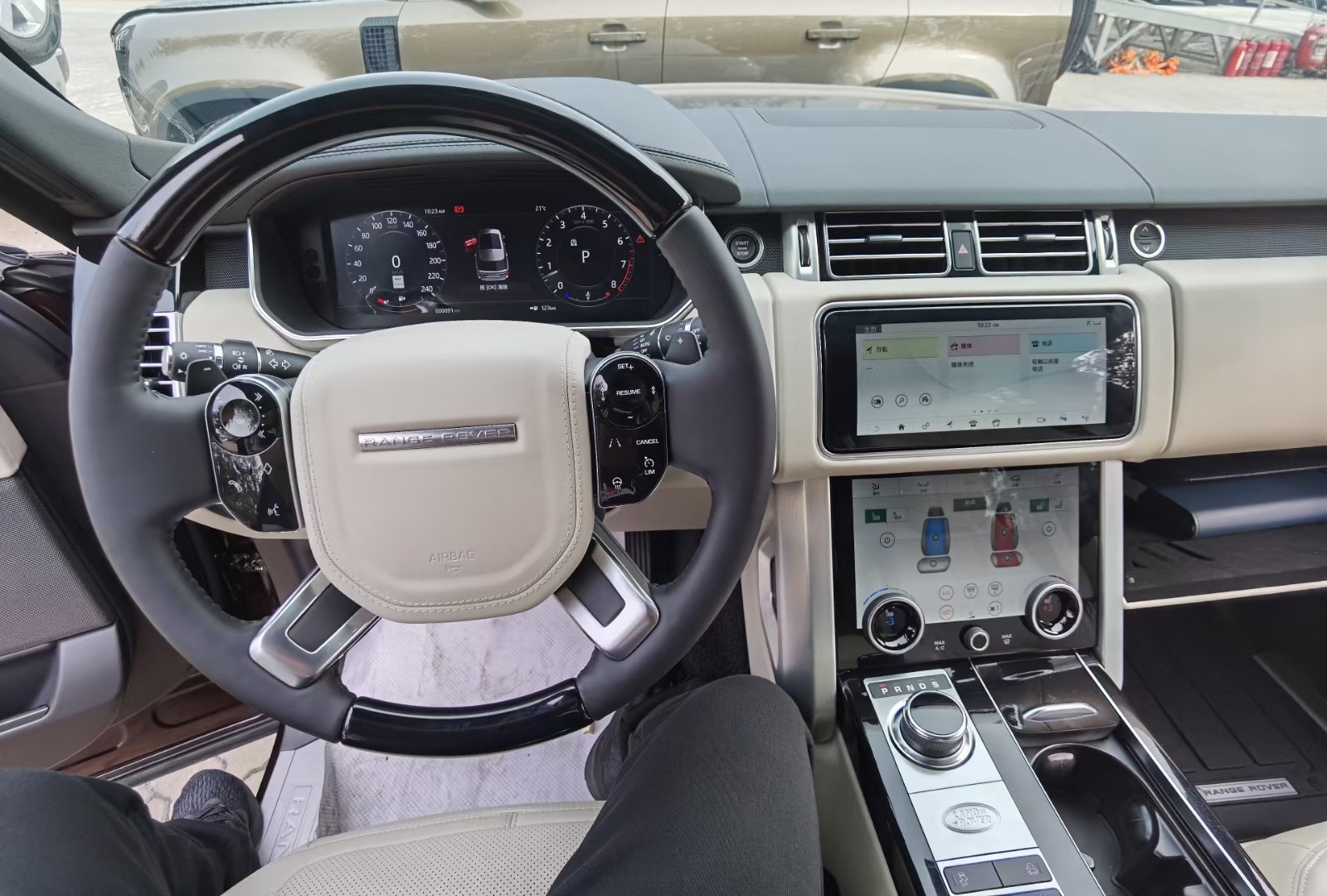 21款路虎揽胜行政整体向奢华的方向靠拢