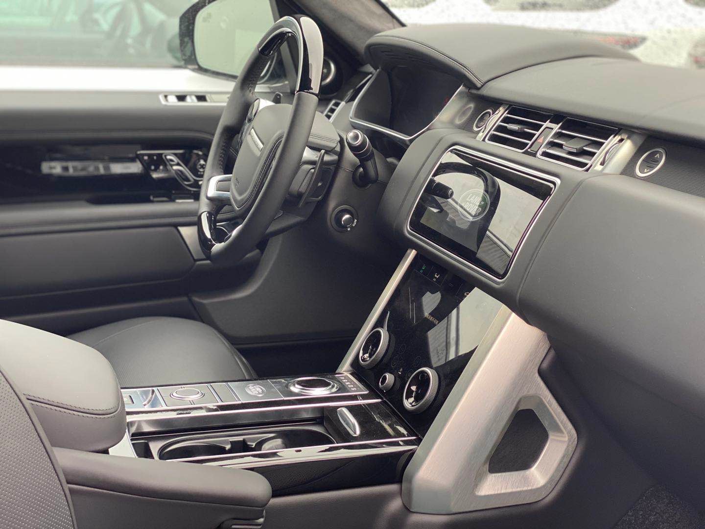 21款路虎揽胜行政更具时尚气息简洁有力