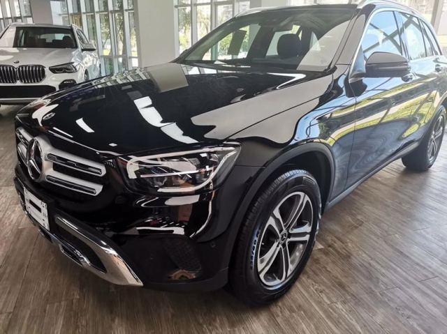 新款奔驰glc300豪华内饰和全系标配的大面积全景天窗深得民众欢心.