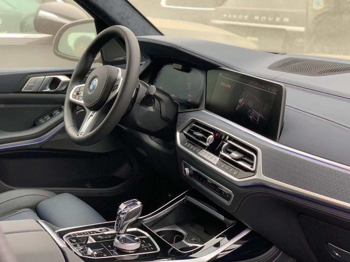 内饰方面,中控台部分还使用了大量的木饰,真皮座椅纹理是经典高贵的