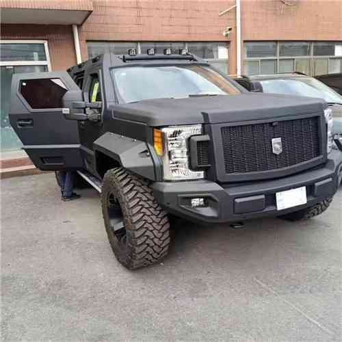 2021款乔治巴顿大面积镀铬中网,中央镶嵌金光闪闪的乔治巴顿标志