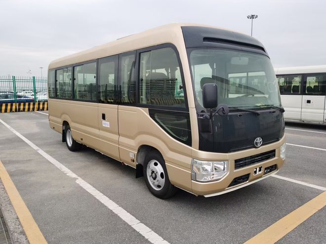 丰田考斯特16座改装商务车在内饰上进行豪华装饰在外观上进行细点缀